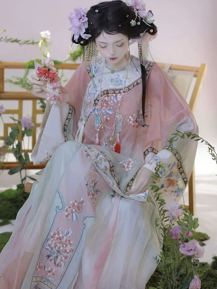 Li Jingxuns Hanfu Fashion:A Closer Look into the Traditional Elegance Li Jingxuns Hanfu Fashion:A Closer Look into the Traditional Elegance