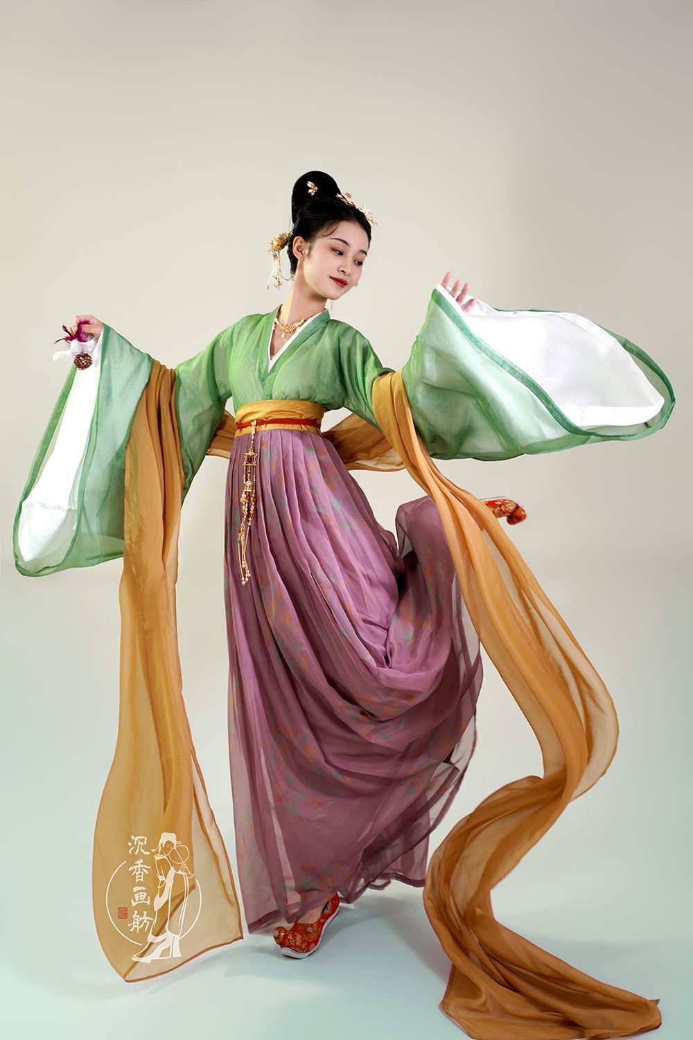 Hanfu Fashion for the Workplace:A Blend of Tradition and Modernity