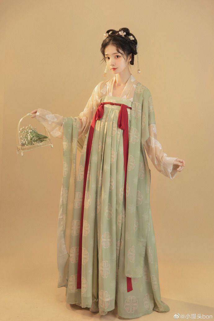 Summers End:The Return of Original Hanfu as a Symbol of Farewell Summers End:The Return of Original Hanfu as a Symbol of Farewell