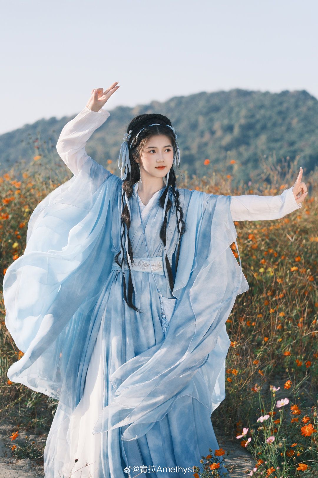 The Elegance of Cheongsam with a Neck-Hanging Design for Toast Ceremonies The Elegance of Cheongsam with a Neck-Hanging Design for Toast Ceremonies