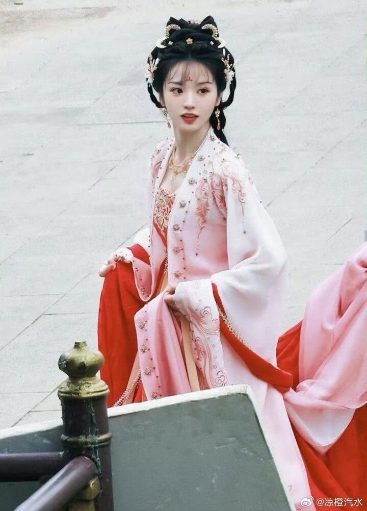 Plus-Size Hanfu Fashion:The Journey of a Chubby Sisters Transformation Plus-Size Hanfu Fashion:The Journey of a Chubby Sisters Transformation