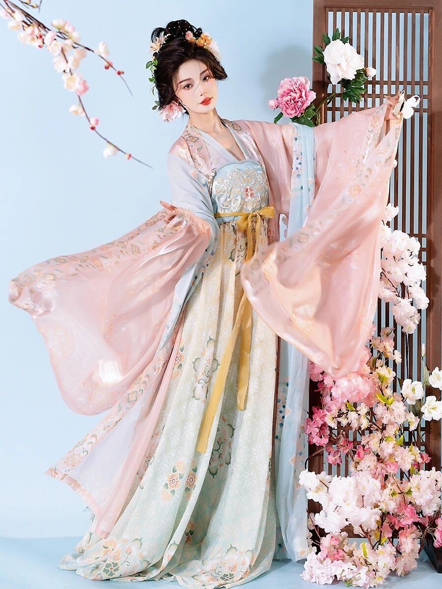 Farewell Poem and the Elegance of Hanfu:A Cultural Reflection Farewell Poem and the Elegance of Hanfu:A Cultural Reflection