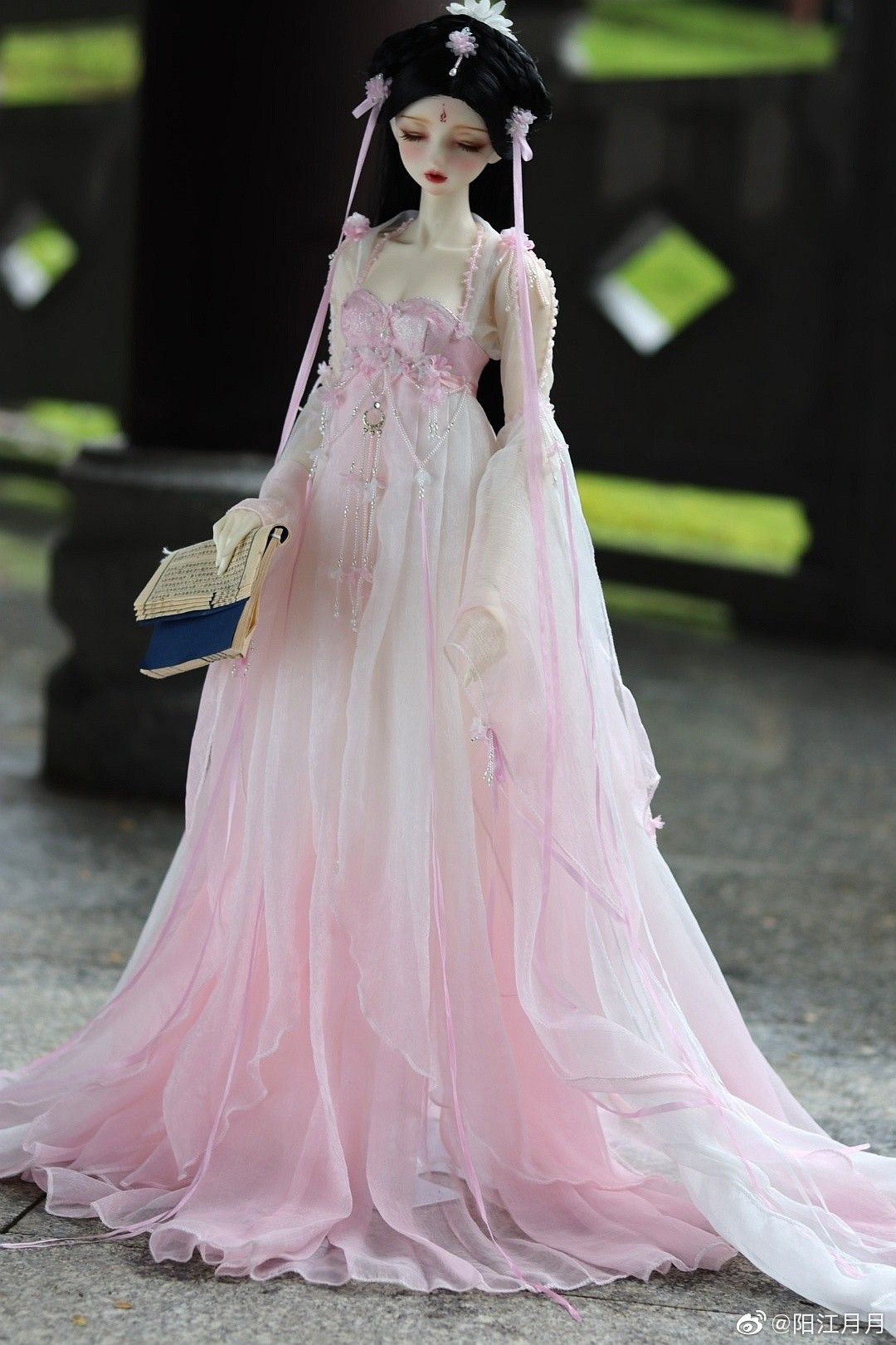 The Elegance of Garter Robes and Low-neck Cheongsam:A Celebration of Traditional Chinese Attire The Elegance of Garter Robes and Low-neck Cheongsam:A Celebration of Traditional Chinese Attire