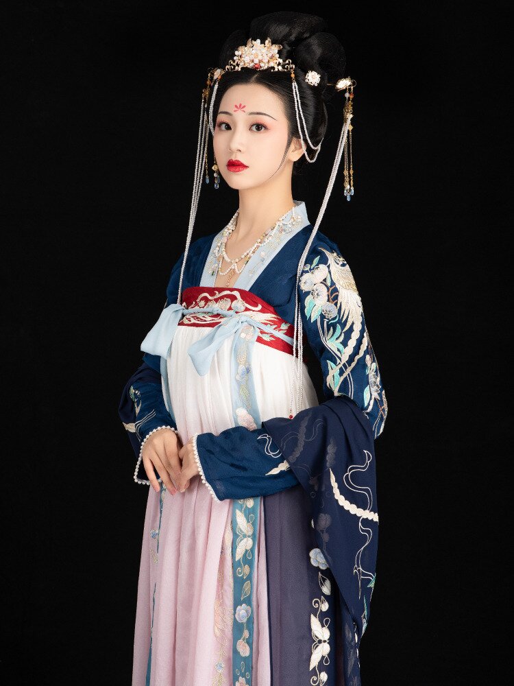 Embracing Summer in a Stylish Qipao for Fashion Shows Embracing Summer in a Stylish Qipao for Fashion Shows