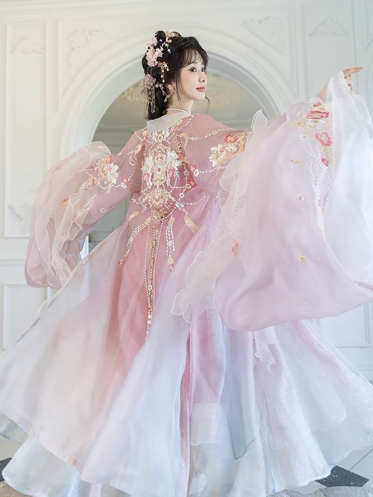 Ancient Hanfu Fashion:The Allure of Traditional Chinese Costume for Modern Female Students Ancient Hanfu Fashion:The Allure of Traditional Chinese Costume for Modern Female Students