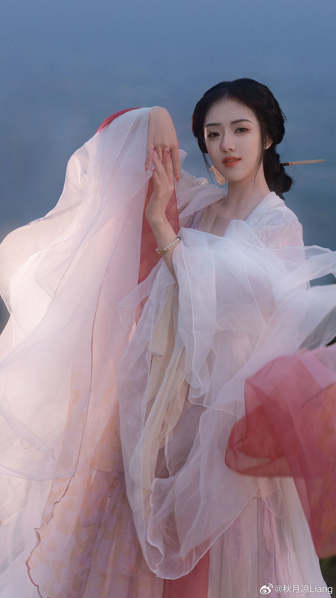 The Enchanting Purple Fairy:A Tale of the Hanfu Bracelet Zixia Xianzi The Enchanting Purple Fairy:A Tale of the Hanfu Bracelet Zixia Xianzi