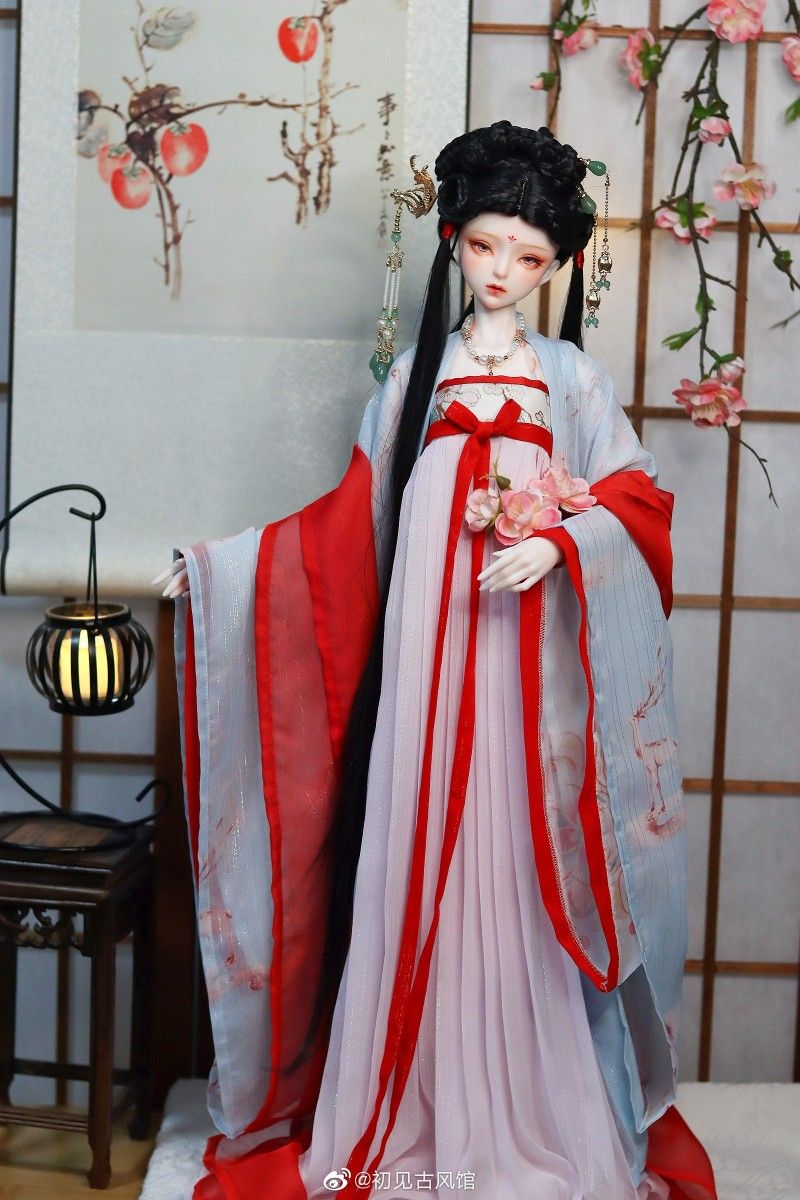 The Elegance of Cheongsam with an Overcoat of a Cape:A Cultural Exploration The Elegance of Cheongsam with an Overcoat of a Cape:A Cultural Exploration