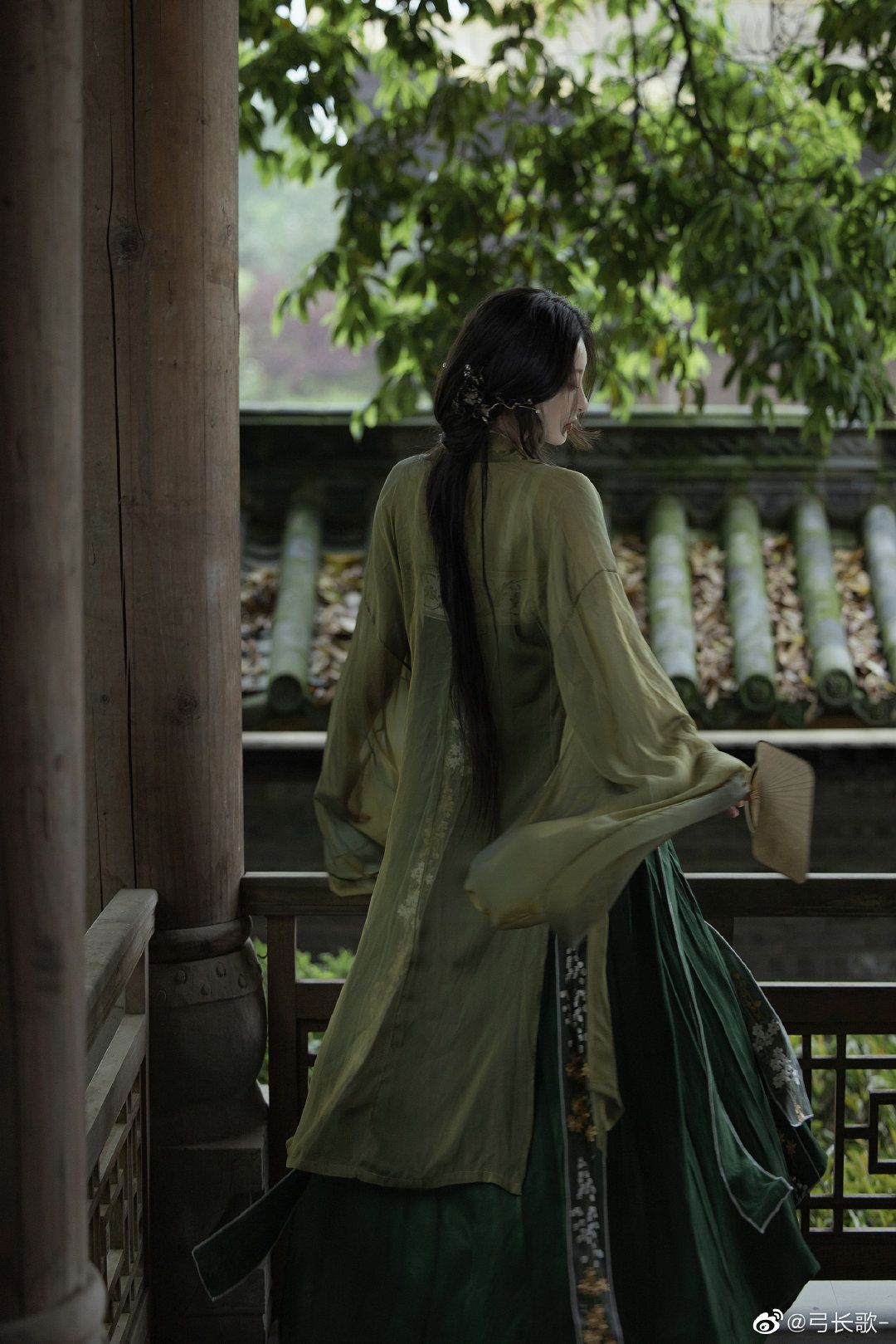 Butterly Hair Combs and the Splendor of Traditional Chinese Clothing Butterly Hair Combs and the Splendor of Traditional Chinese Clothing