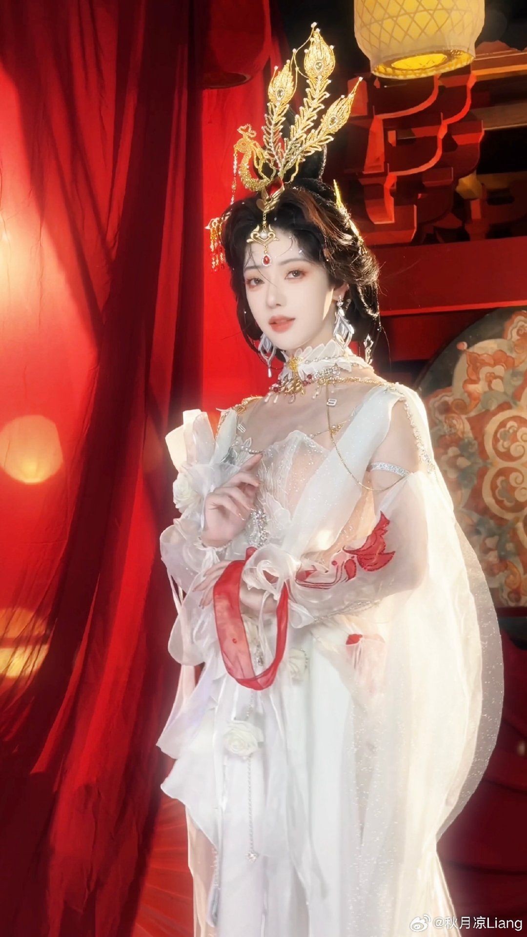 The Splendor of Hanfu:The Crown and Robe of the Phoenix The Splendor of Hanfu:The Crown and Robe of the Phoenix