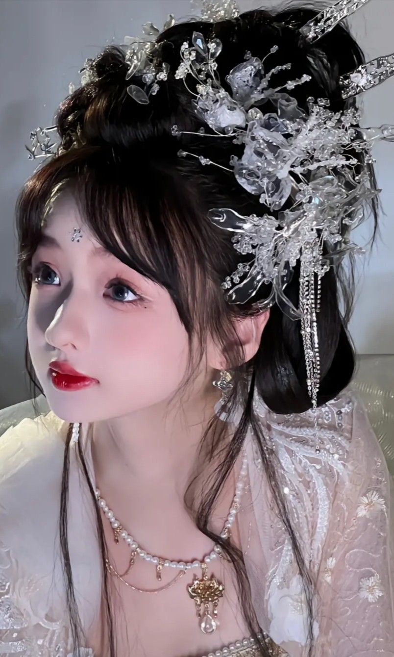 Red Cheongsam as a New Chinese Toast Dress:A Blend of Tradition and Modernity Red Cheongsam as a New Chinese Toast Dress:A Blend of Tradition and Modernity