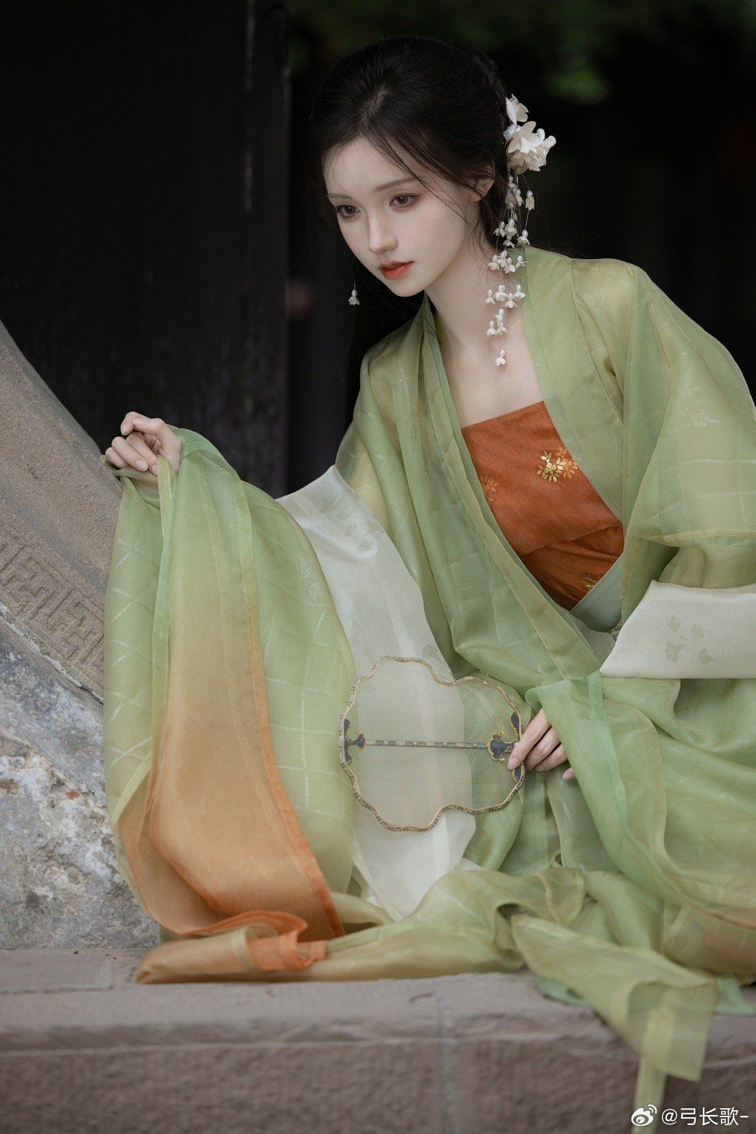 Traditional Tang Suit for Women:A Two-Piece Set for New Years Greetings Traditional Tang Suit for Women:A Two-Piece Set for New Years Greetings