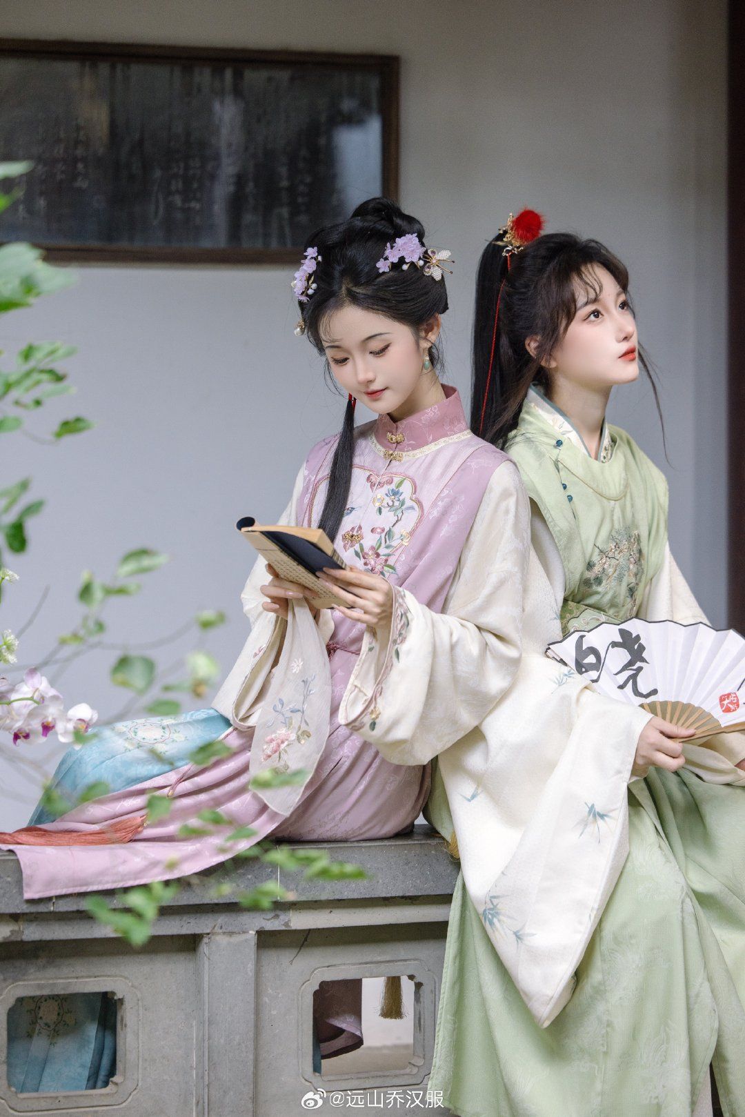 Ancient Charm:The Fusion of Traditional Beauty in a Guro-Style Necklace and Ma-Mian Skirt Ancient Charm:The Fusion of Traditional Beauty in a Guro-Style Necklace and Ma-Mian Skirt