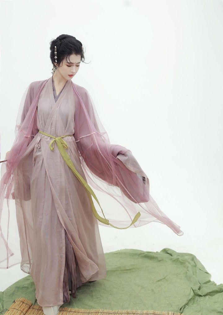 Reimagining the Cheongsam for Winter:Modernizing Traditional Elegance Reimagining the Cheongsam for Winter:Modernizing Traditional Elegance