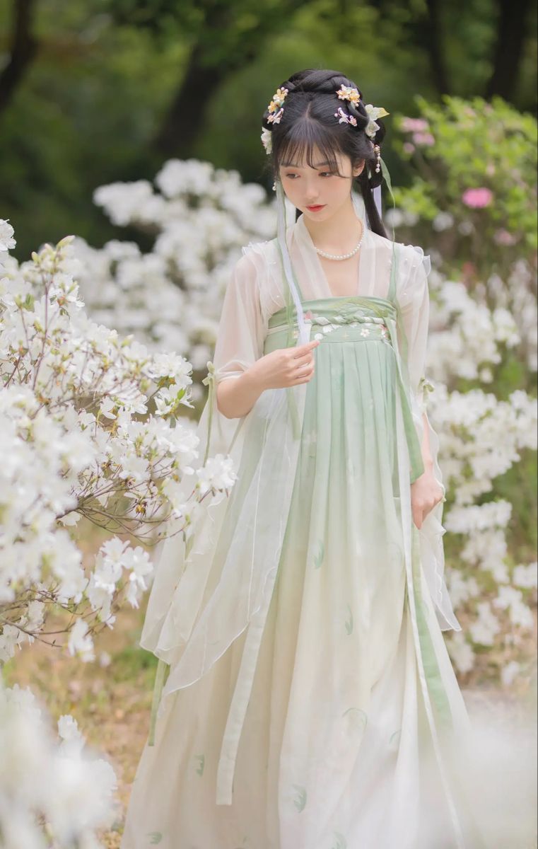 Chinese Cheongsam Women:Embracing the Essence of Traditional Chinese Style Chinese Cheongsam Women:Embracing the Essence of Traditional Chinese Style