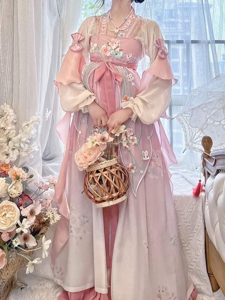 Styling Light-Colored Cheongsam with the Perfect Shoes Styling Light-Colored Cheongsam with the Perfect Shoes
