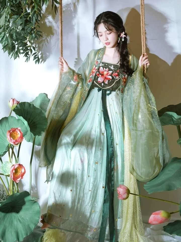 A Summer in the Allure of Qipao:The Ode to Cheongsam Elegance A Summer in the Allure of Qipao:The Ode to Cheongsam Elegance