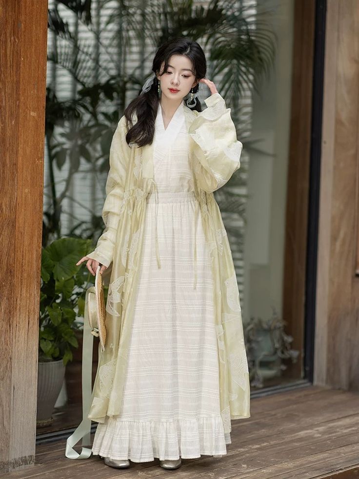 Eightheen-Year-Old Ceremony:A Girl’s Journey into Adulthood in Traditional Hanfu Fashion Eightheen-Year-Old Ceremony:A Girl’s Journey into Adulthood in Traditional Hanfu Fashion