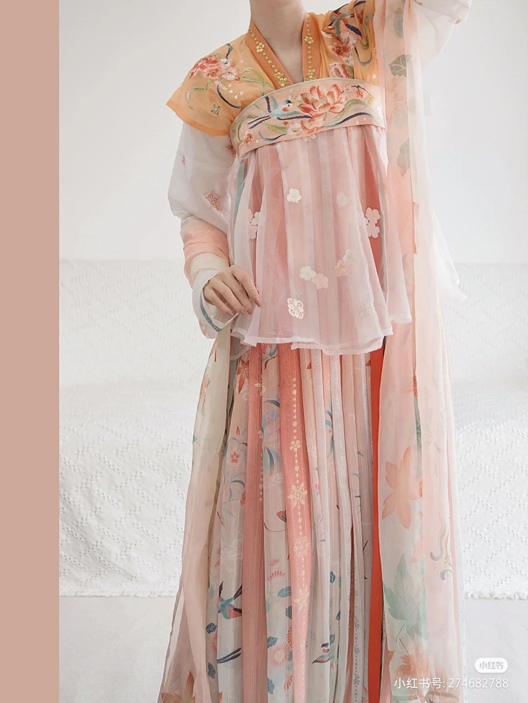 Embracing the Morning in a New Chinese-Style Cheongsam:The Charm of Plus-Size Qipao Fashion Embracing the Morning in a New Chinese-Style Cheongsam:The Charm of Plus-Size Qipao Fashion