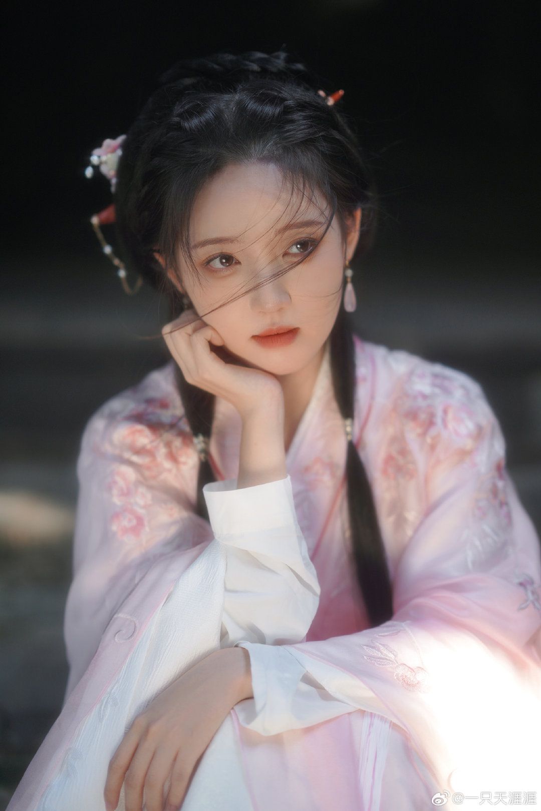 Embracing the Slimming Elegance of Cheongsam:A Journey into Traditional Beauty Embracing the Slimming Elegance of Cheongsam:A Journey into Traditional Beauty