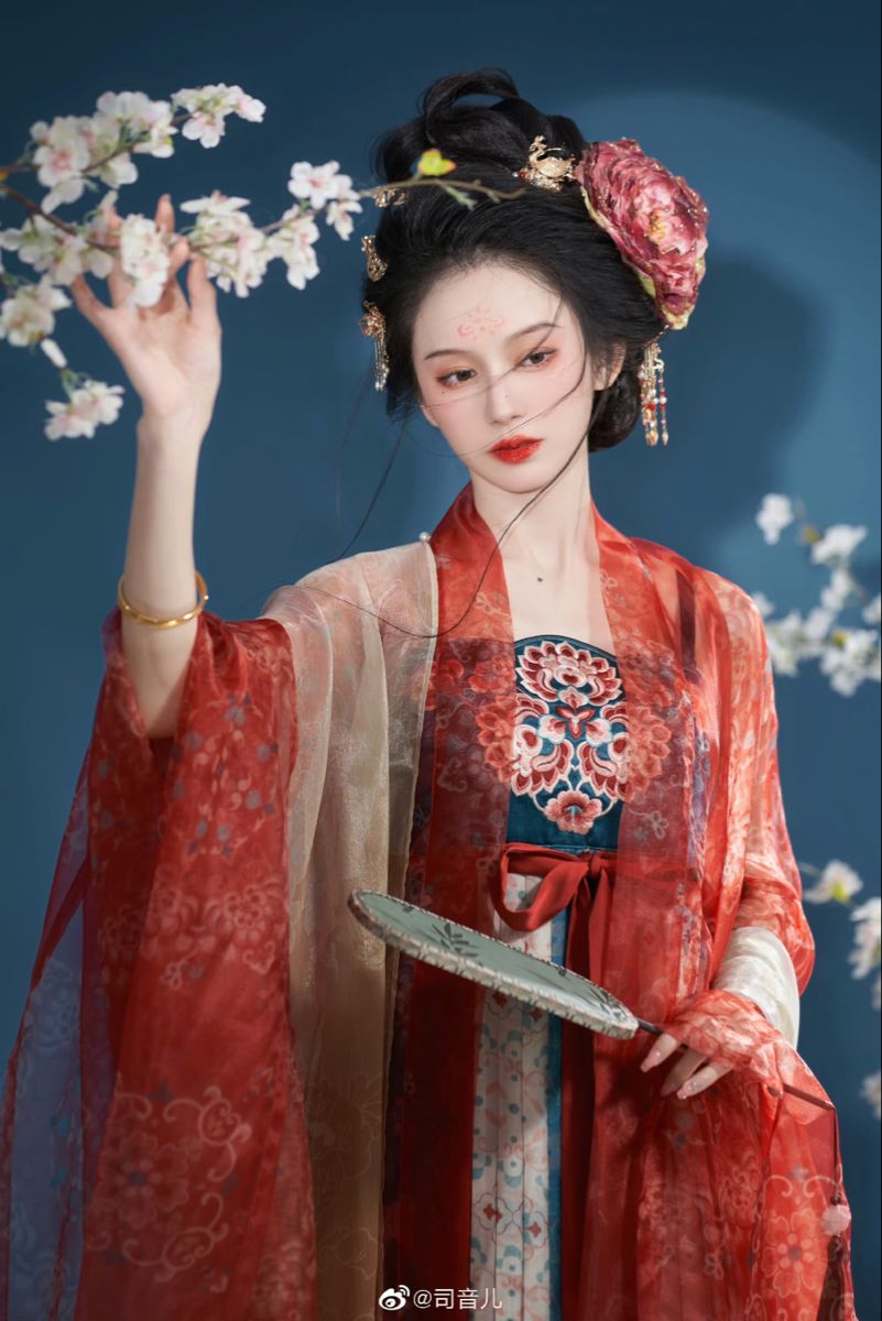 The Revival of Hanfu荷包,A Glance into the World of斜挎 The Revival of Hanfu荷包,A Glance into the World of斜挎