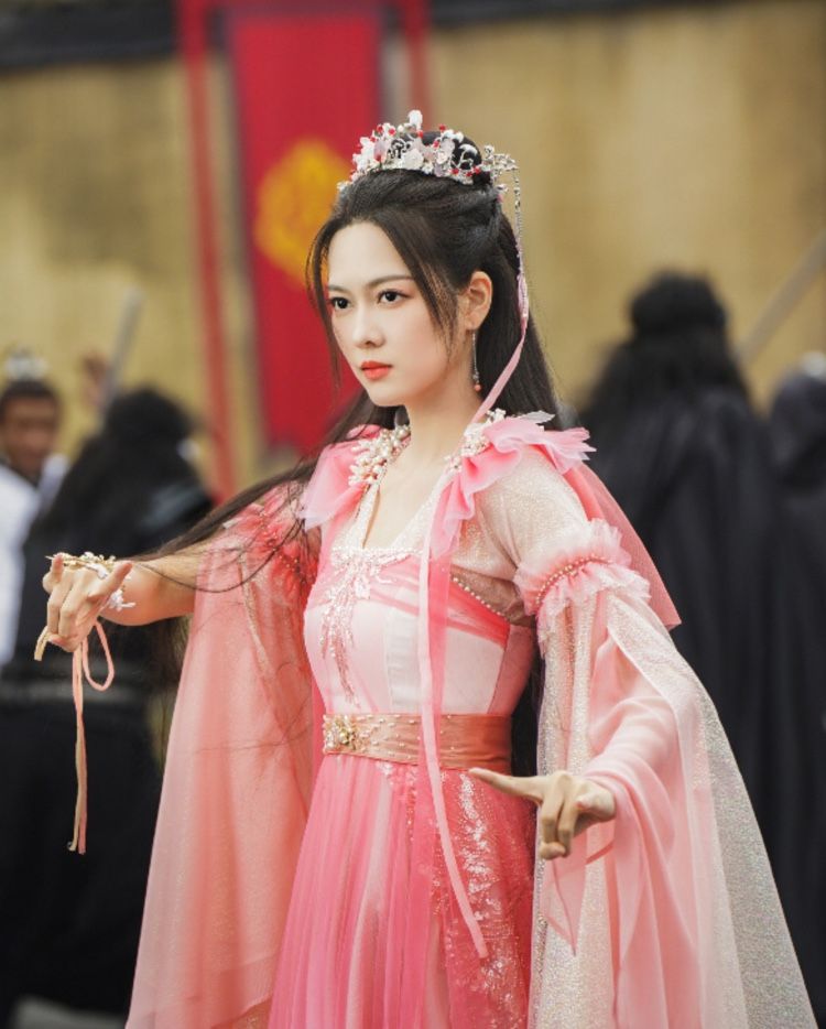 The Dominating Presence of an Eleven-Year-Old in Hanfu Fashion The Dominating Presence of an Eleven-Year-Old in Hanfu Fashion