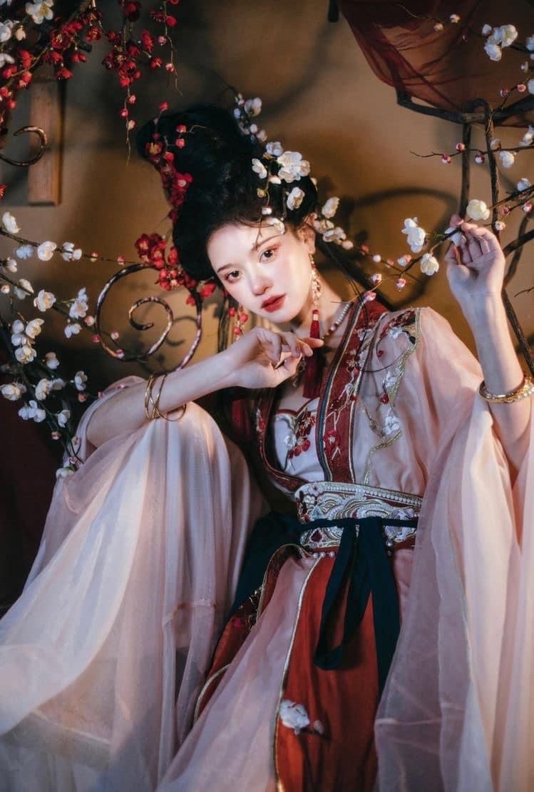 Charming Hanfu:The Delightful Traditional Chinese Fashion Charming Hanfu:The Delightful Traditional Chinese Fashion