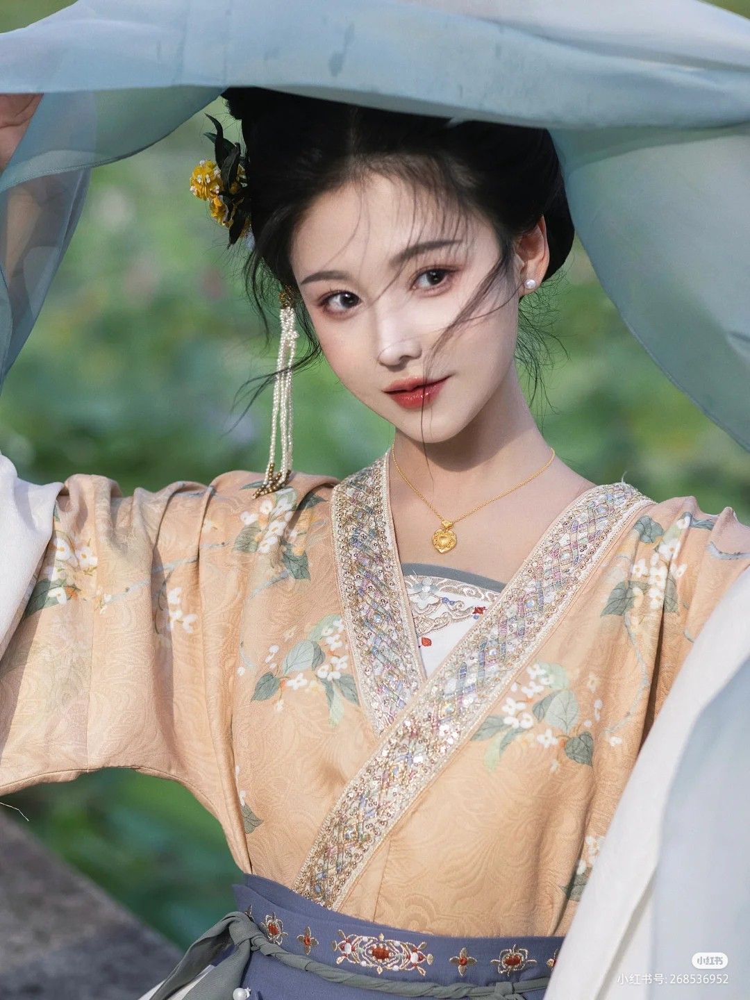 Winter Elegance in a Red Cheongsam:Embracing the Traditional Beauty Winter Elegance in a Red Cheongsam:Embracing the Traditional Beauty
