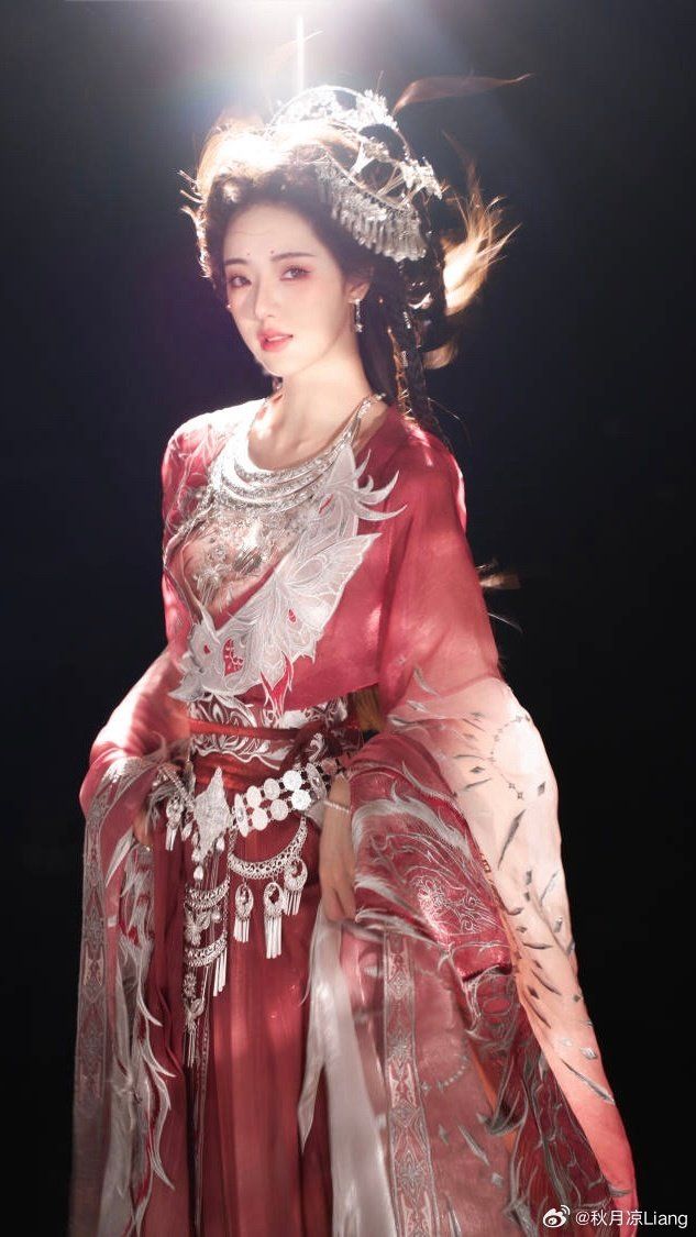 Winter Warmth in a Traditional Hanfu Cape:A Guide to Thickened Hooded Jackets for Women Winter Warmth in a Traditional Hanfu Cape:A Guide to Thickened Hooded Jackets for Women