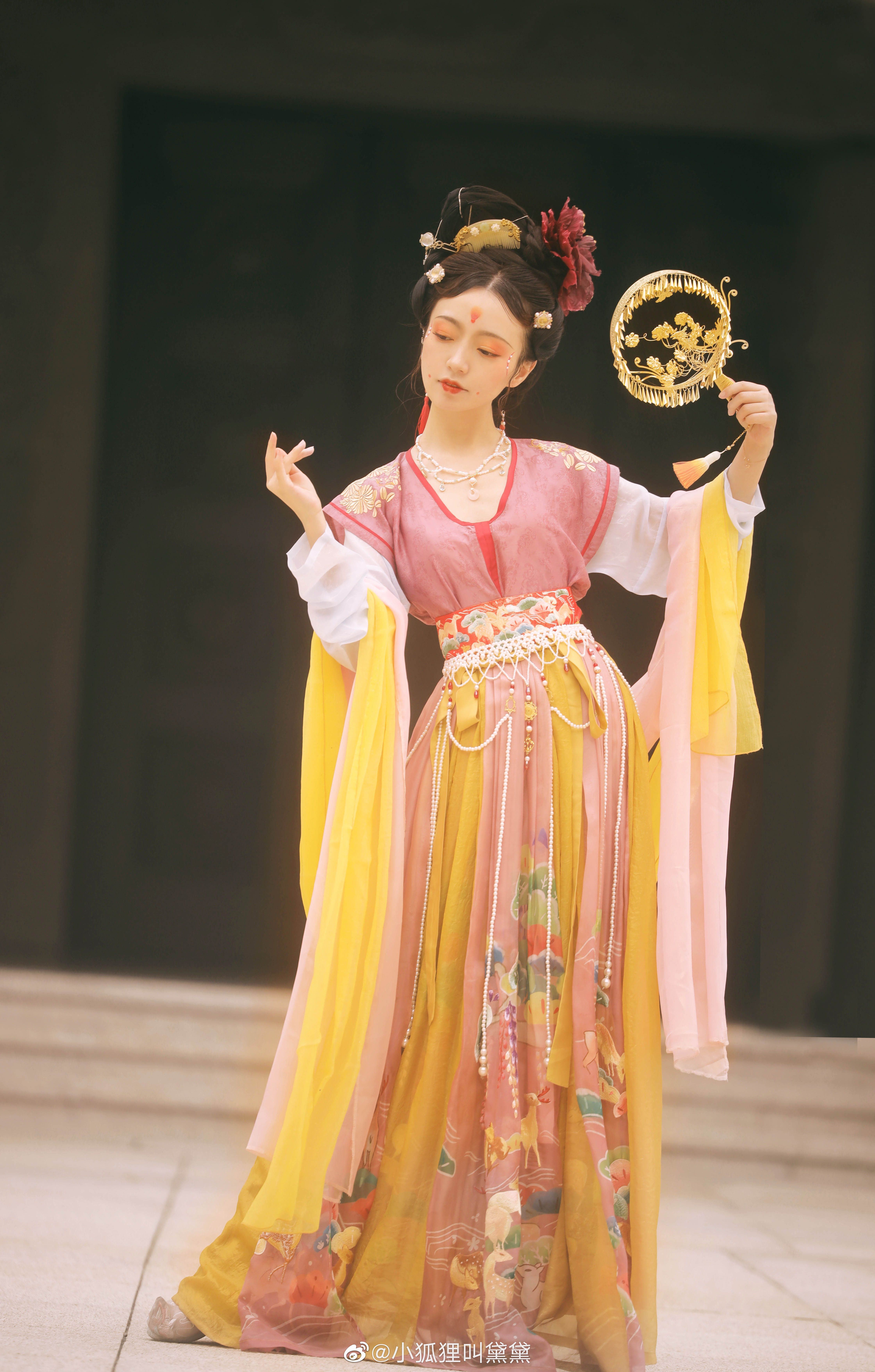 The Enchanting Original Hanfu of Far Mountain Gray The Enchanting Original Hanfu of Far Mountain Gray