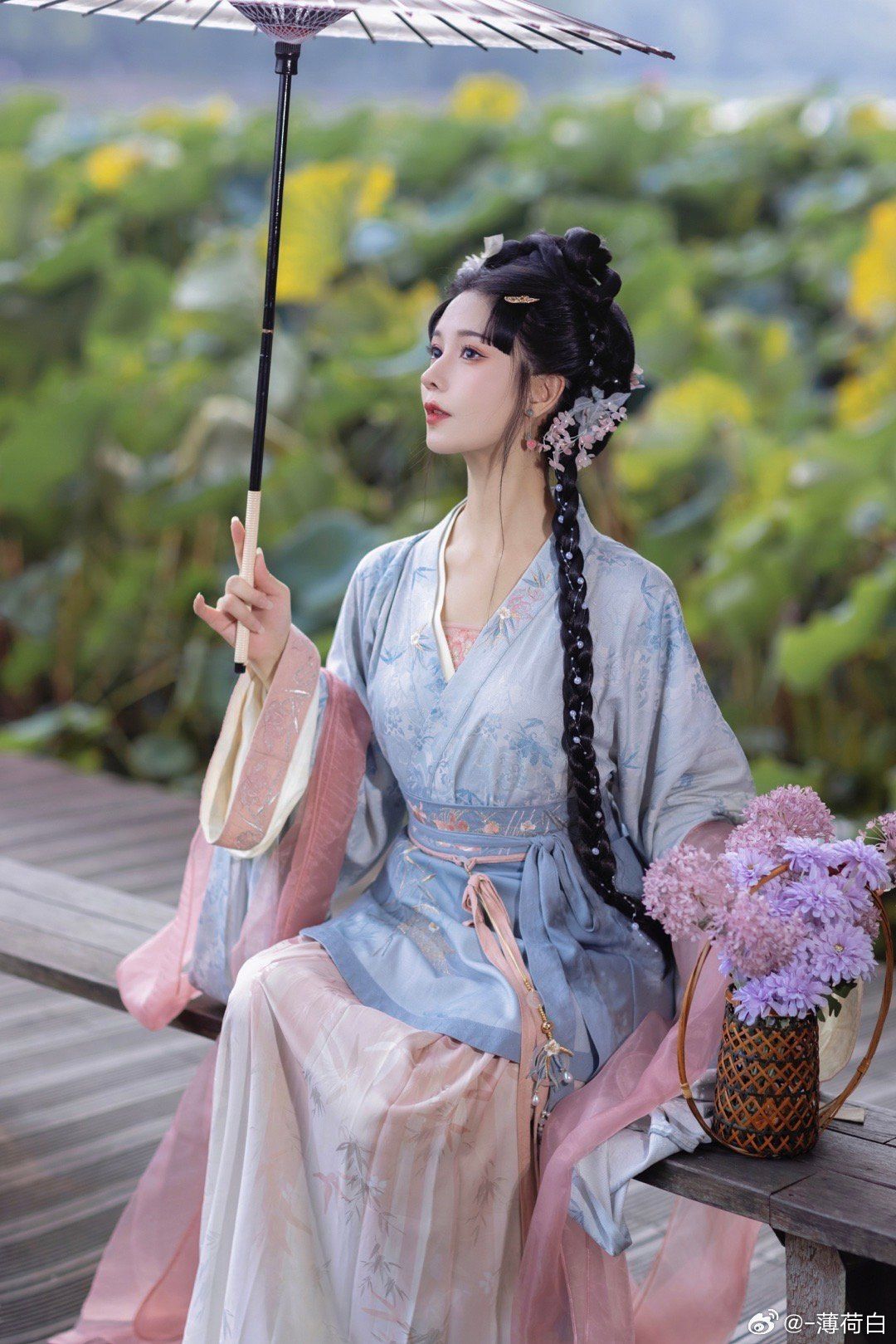 Embracing Modern Elegance:The Evolution of Chinese Cheongsam with Neo-Minimalistic Refinement Embracing Modern Elegance:The Evolution of Chinese Cheongsam with Neo-Minimalistic Refinement