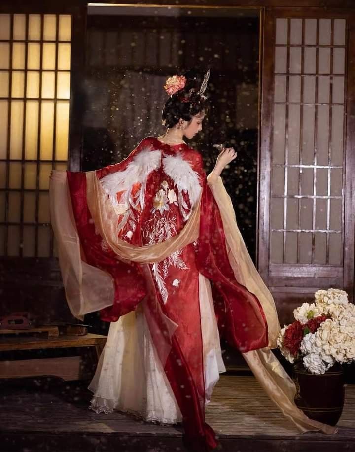 The Elegance of Cheongsam at Chinese Wedding Banquets The Elegance of Cheongsam at Chinese Wedding Banquets