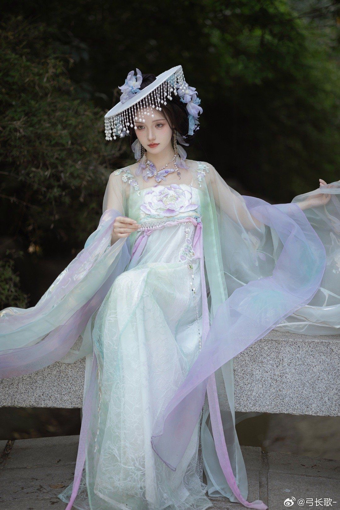 The Rise of Low-Cut Cheongsam:A Fashion Statement in Modern Times The Rise of Low-Cut Cheongsam:A Fashion Statement in Modern Times