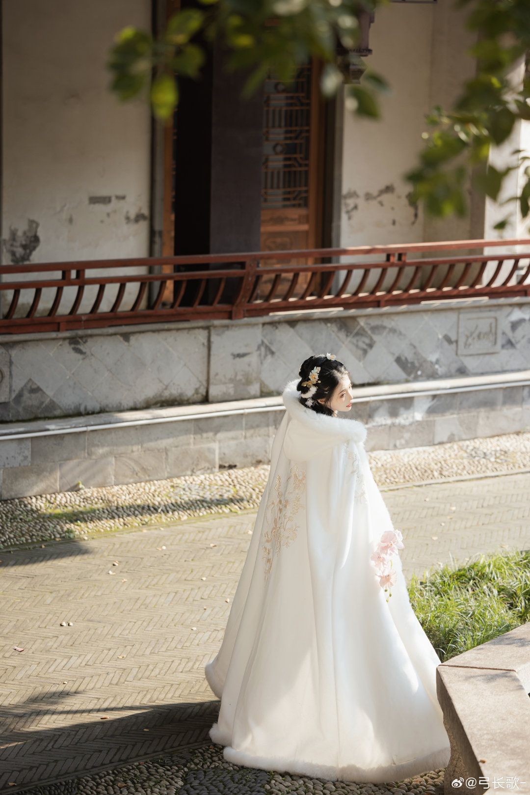 Styling a Traditional Qipao with a Modern Touch:The Perfect Outer Layer Styling a Traditional Qipao with a Modern Touch:The Perfect Outer Layer