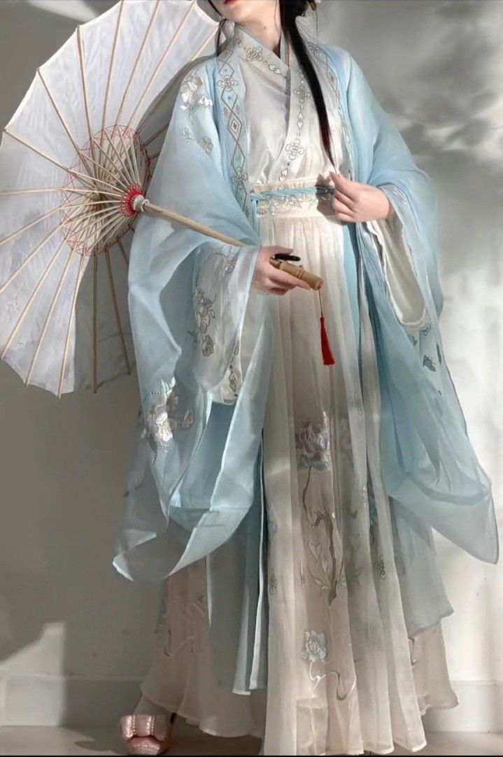 The Little Girl in a Cheongsam:A Cultural Journey The Little Girl in a Cheongsam:A Cultural Journey