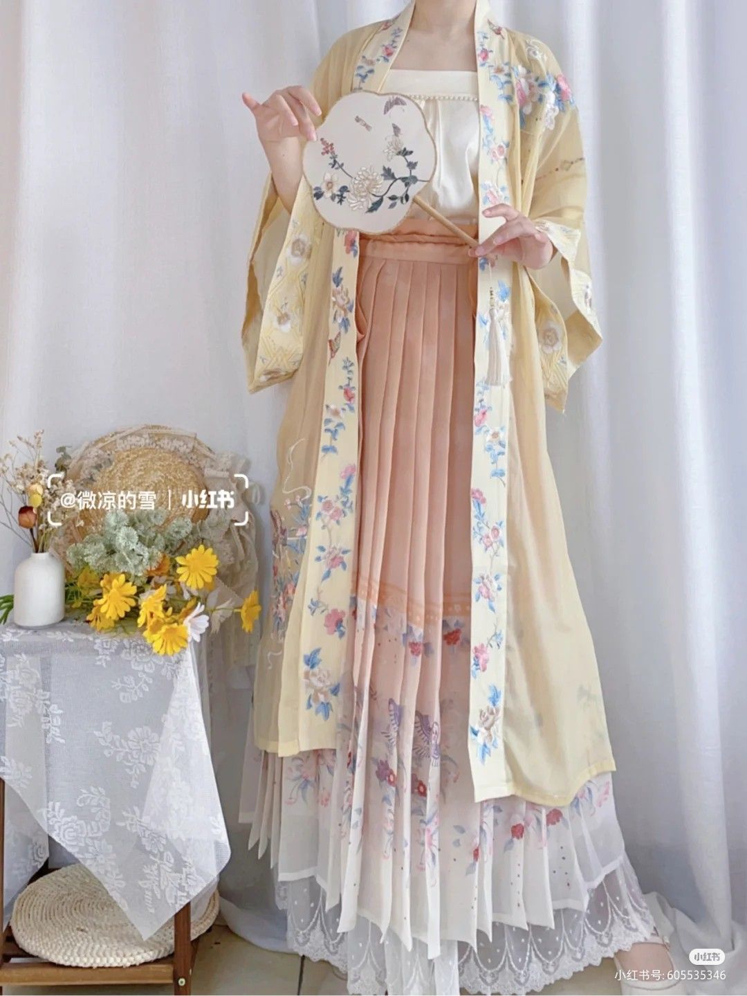 Yao Yaos Enchanting Encounter with the Divine Deer:The Authentic Hanfu Journey Yao Yaos Enchanting Encounter with the Divine Deer:The Authentic Hanfu Journey