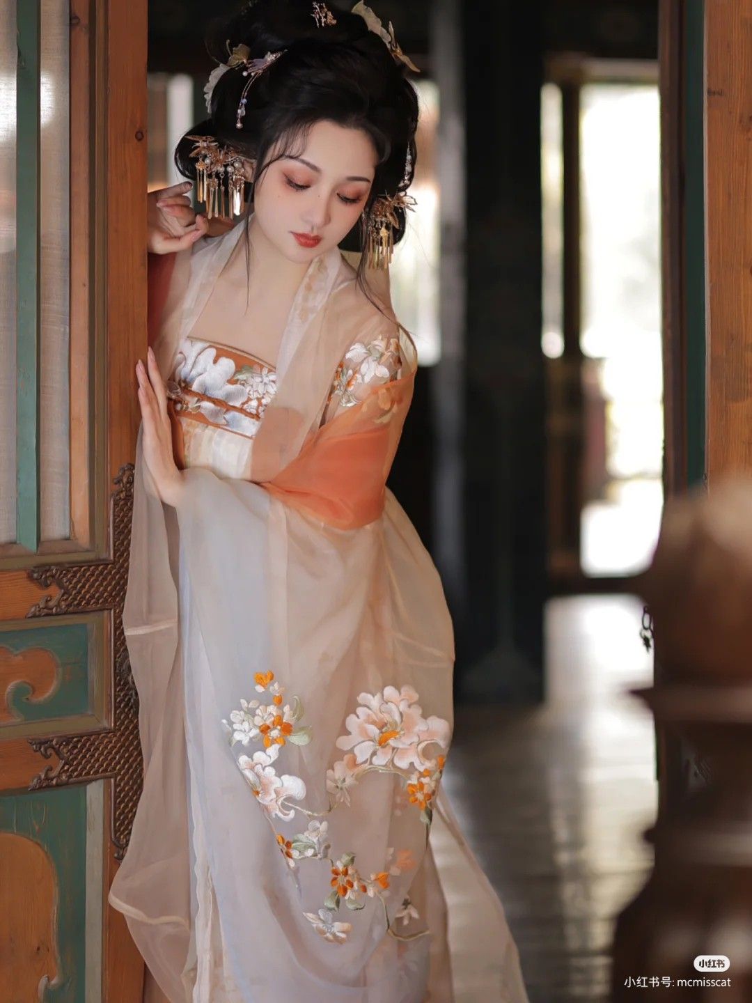 Low-Collar Cheongsam for Autumn Winter:Fashion and Comfort in Harmony Low-Collar Cheongsam for Autumn Winter:Fashion and Comfort in Harmony