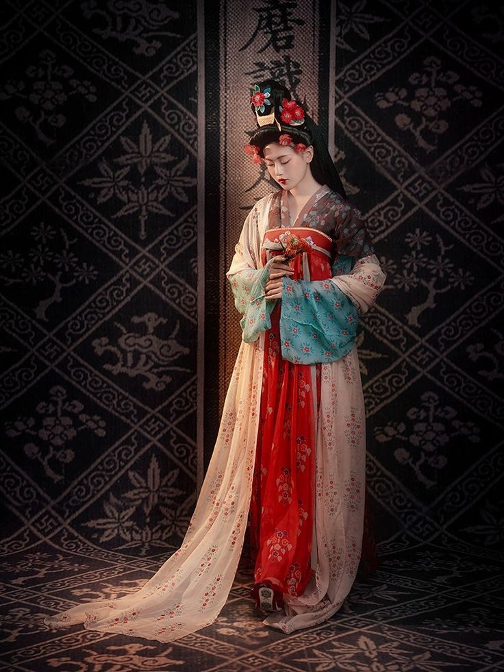 Reinventing the Cheongsam:Teenage Girls Embrace Modernized Version of Traditional Palace Style Reinventing the Cheongsam:Teenage Girls Embrace Modernized Version of Traditional Palace Style