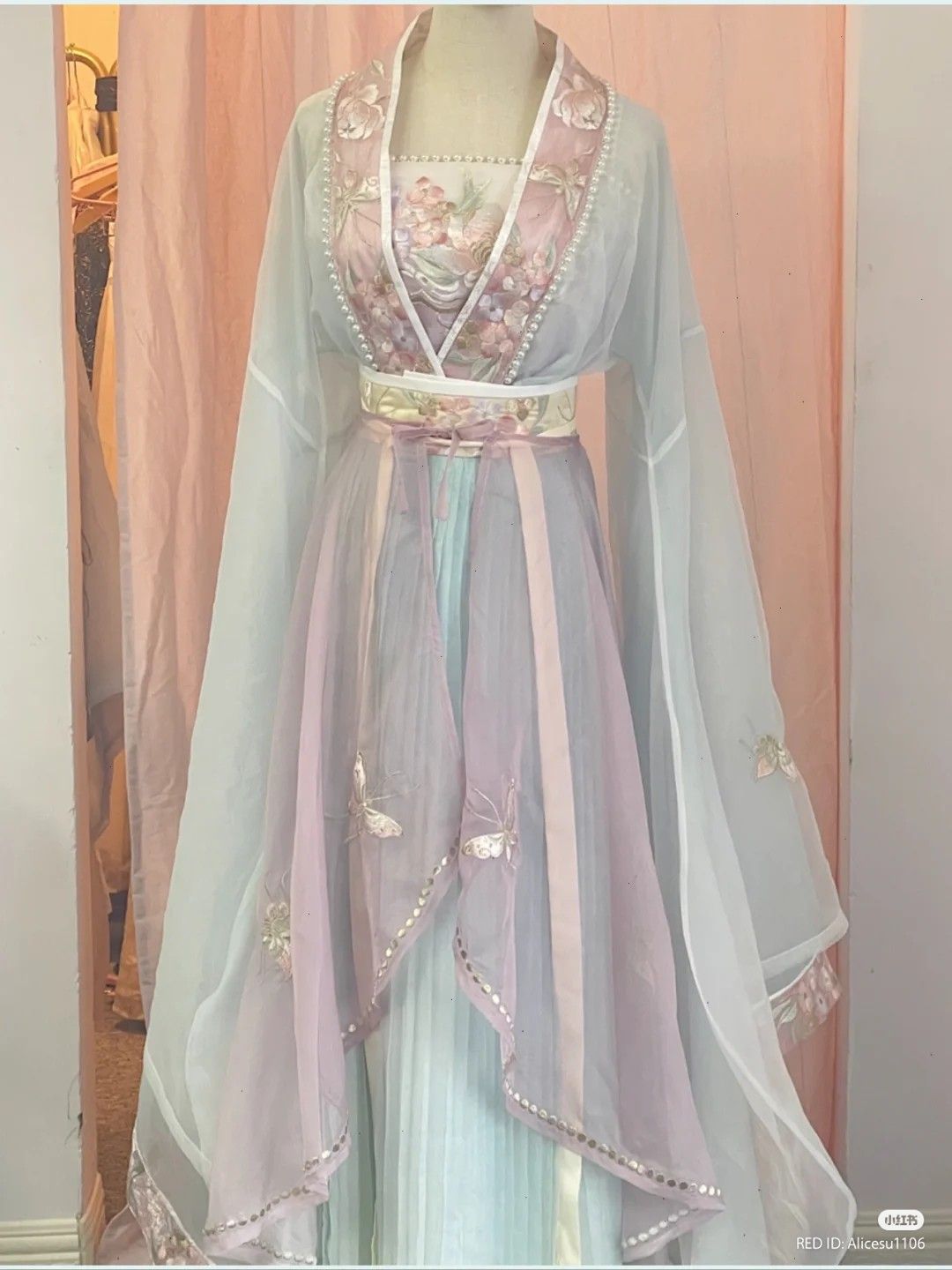 The Bridesmaid in Traditional Cheongsam:A Blend of Modern Elegance and Cultural Heritage The Bridesmaid in Traditional Cheongsam:A Blend of Modern Elegance and Cultural Heritage