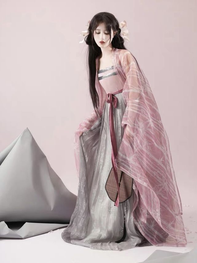 The Charm of Halter Camisole Cheongsam:A Blend of Traditional Elegance and Modern Glamour The Charm of Halter Camisole Cheongsam:A Blend of Traditional Elegance and Modern Glamour