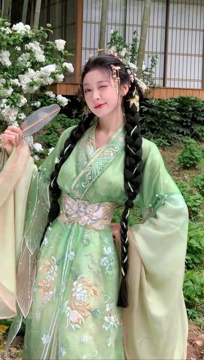 Hanfu Fashion in the Jin and Ji Dynasties:A Dreamlike Exploration Hanfu Fashion in the Jin and Ji Dynasties:A Dreamlike Exploration