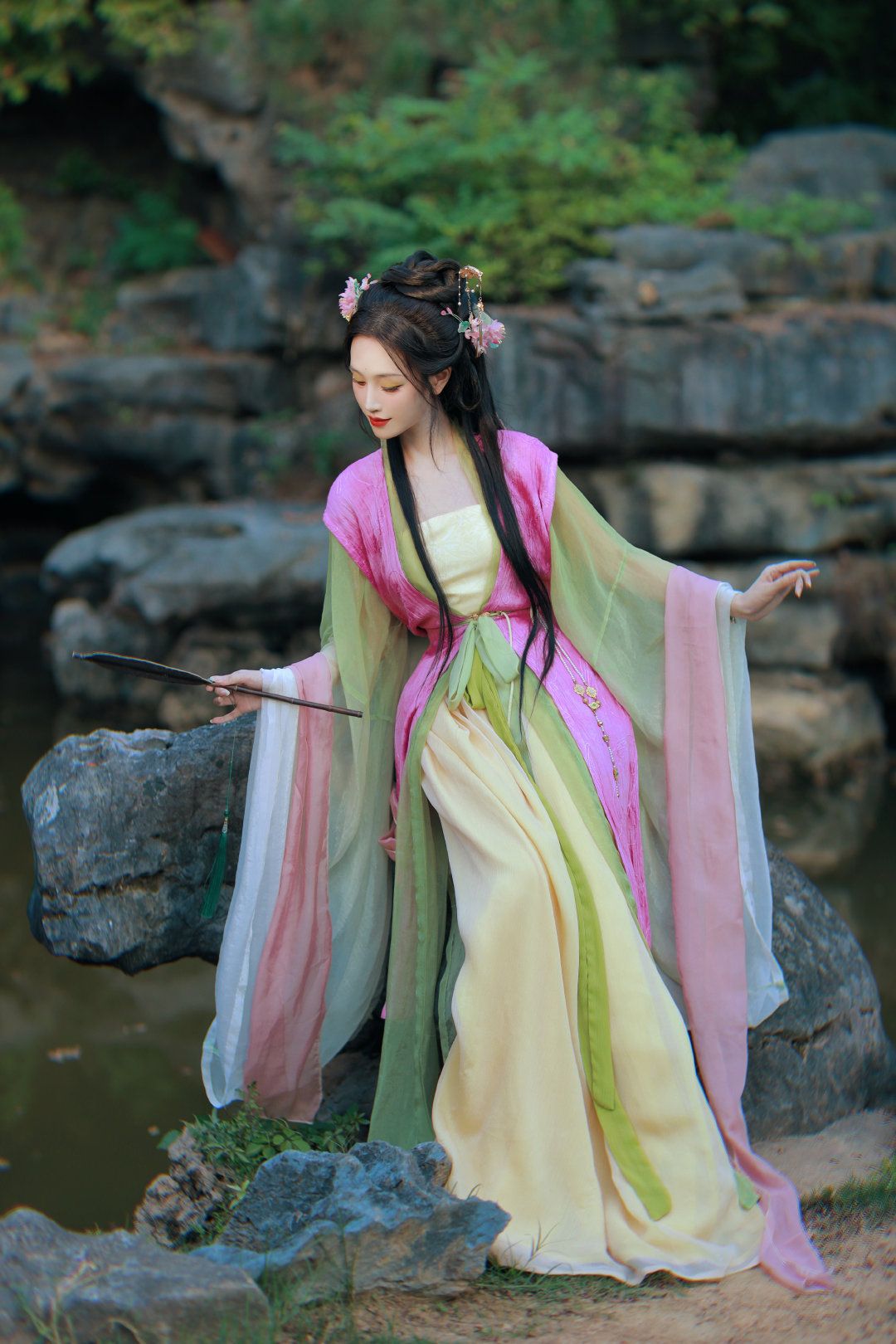 Little Girl in White Hanfu Shoes:The Elegance of Traditional Chinese Attire Little Girl in White Hanfu Shoes:The Elegance of Traditional Chinese Attire