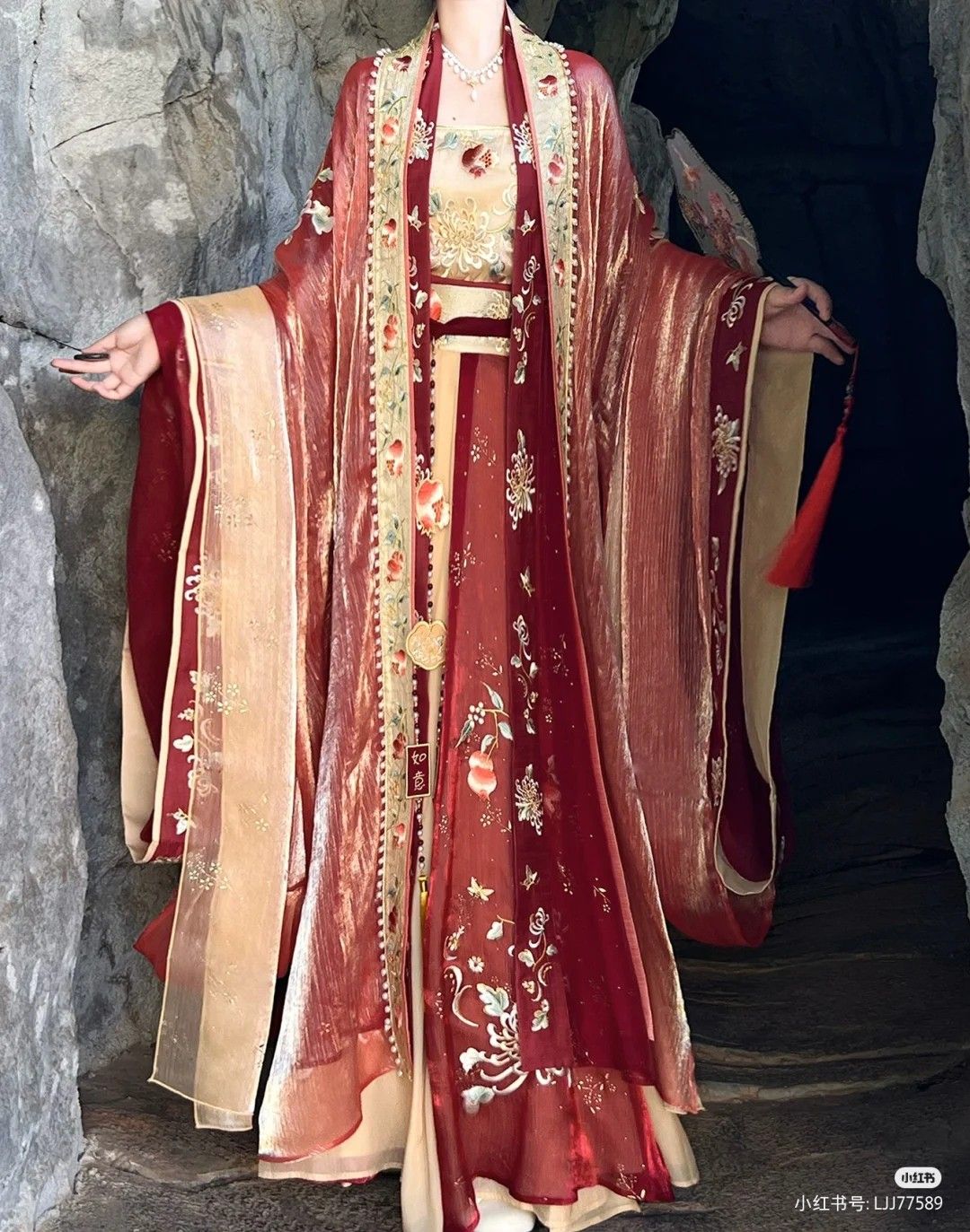 The Splendid Beauty of Qianyiliangshan Maomin Qun Hanfu:A Journey into Traditional Chinese Clothing The Splendid Beauty of Qianyiliangshan Maomin Qun Hanfu:A Journey into Traditional Chinese Clothing