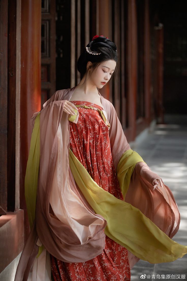 Wine Red Sleeveless Cheongsam:A Glamor of Traditional Elegance Wine Red Sleeveless Cheongsam:A Glamor of Traditional Elegance