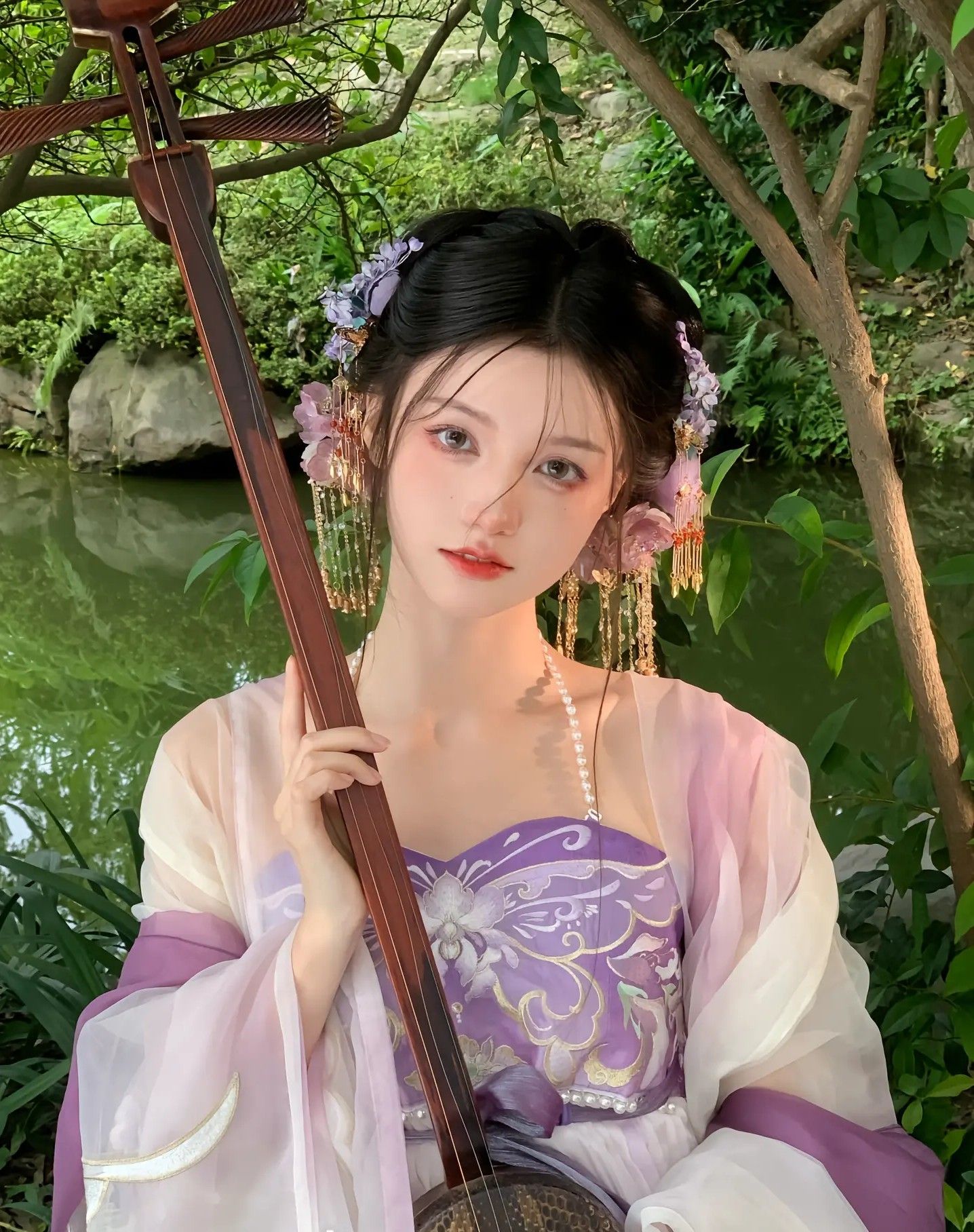 Elegant Ladies in Cheongsam Style:Embracing the Autumn and Winter Seasons Elegant Ladies in Cheongsam Style:Embracing the Autumn and Winter Seasons