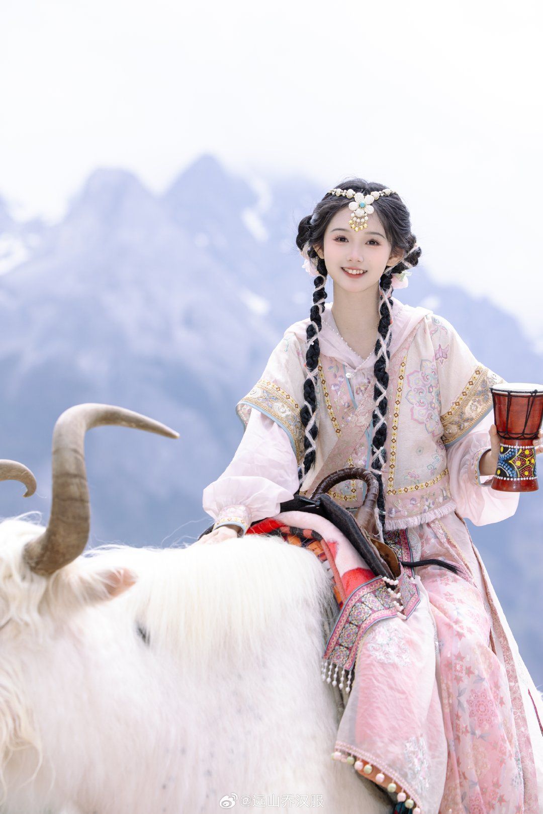 The Rise of Low-Cut Cheongsam Skirts:Fashion Trends and Cultural Evolution The Rise of Low-Cut Cheongsam Skirts:Fashion Trends and Cultural Evolution