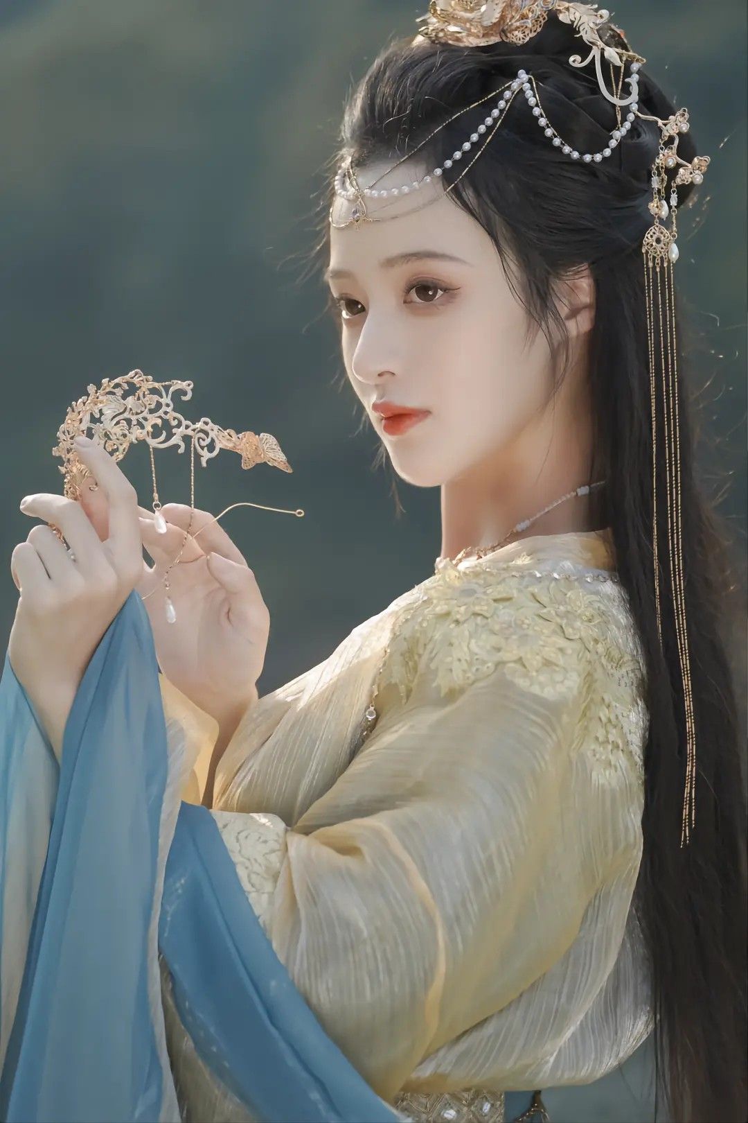 The Story of a Joyful Mother-in-Laws Wedding Gown:Autumn-Winter Cheongsam for the Bridal Dinner The Story of a Joyful Mother-in-Laws Wedding Gown:Autumn-Winter Cheongsam for the Bridal Dinner