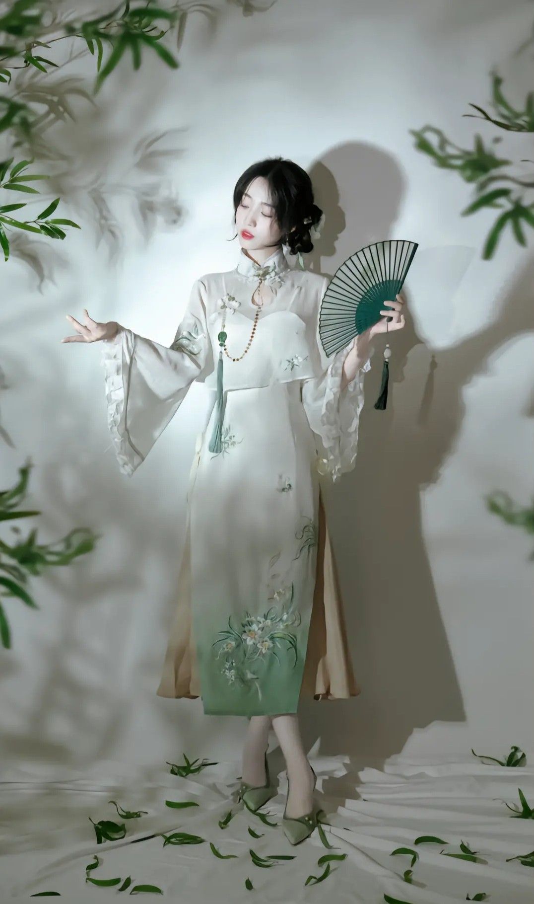 The Traditional Elegance of Ear-Cleaning Practitioners in Hanfu Costume The Traditional Elegance of Ear-Cleaning Practitioners in Hanfu Costume