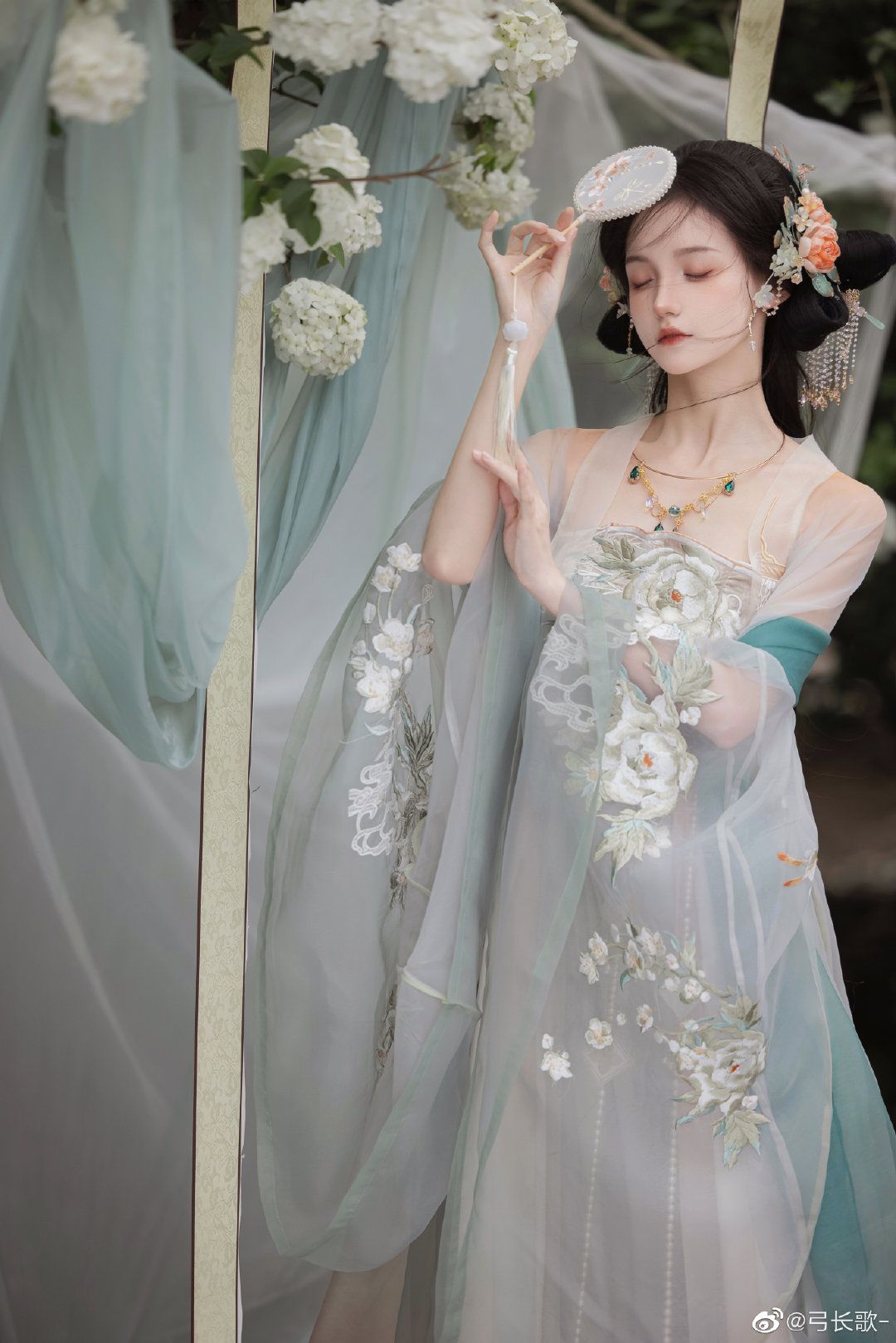 Reinventing the Classic:Mini-Sized Qipao with Modern Elegance Reinventing the Classic:Mini-Sized Qipao with Modern Elegance