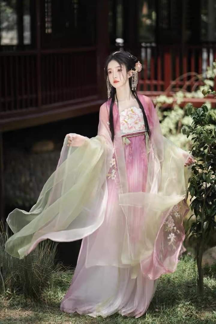 White Dark-Patterned Horseface Skirt:A Blend of Elegance and Tradition White Dark-Patterned Horseface Skirt:A Blend of Elegance and Tradition