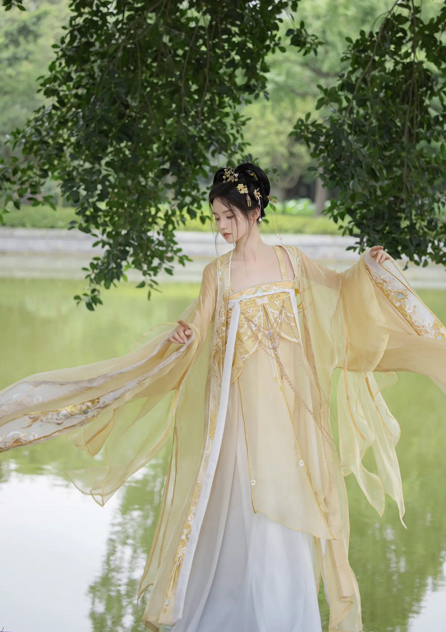 Traditional Chinese Style Qipao Dress:An Innovative Evolution Traditional Chinese Style Qipao Dress:An Innovative Evolution